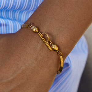 Pulsera Geométrica de Acero Inoxidable Dorado con Diseño de Onda Curva y Cierre OT, Joyería Unisex - Product Image 2