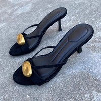 Nouvelles Sandales Populaires pour Femmes à Talons Métalliques Noirs, Bout Ouvert, Style Tongs Intemporelles à Enfiler pour l'Été