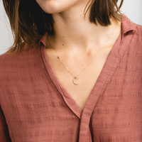 Collier pendentif lune martelé minimaliste : Acier inoxydable plaqué or, ton argenté, tendance, pour le quotidien féminin