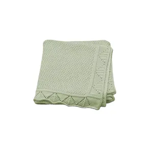 Couverture bébé personnalisée en tricot côtelé avec monogramme et volants, broderie de nom, pour cadeau de naissance - Product Image 1