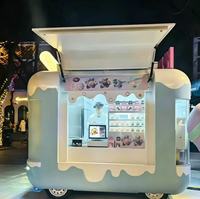 Une grande remorque mobile pour pizzas et gaufres / camion de restauration / kiosque qui profite d'une bonne réputation à l'échelle nationale et internationale