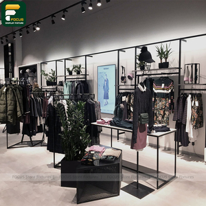 Étagère de présentation de vêtements en métal avec étagère en verre, présentoir pour boutique - Product Image 5