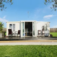 Mini-maison avec véranda couverte, unité modulaire préfabriquée pour la retraite et la détente dans le jardin