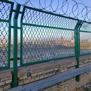 Promotion : Panneaux de clôture extérieure en treillis barbelé soudé galvanisé, Panneaux de clôture en acier à barbelures de type rasoir, Clôture anti-escalade <span class=keywords><strong>pour</strong></span> prison - Product Image 6