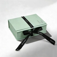 Scatola di Imballaggio Personalizzata a Forma di Libro in Carta Riciclata con Chiusura Magnetica, Nastro Personalizzato, Fodera in Spugna, Design in Rilievo e Logo Personalizzato