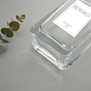 Bottiglia di Vetro Quadrata Piatta da 50ml a Prova di Perdite, Vuota, Personalizzabile per Whisky e Brandy, Vendita all'Ingrosso - Product Image 2