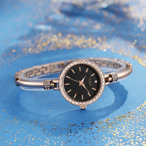 Reloj de pulsera de cuarzo con cristales plateados para mujer, reloj de pulsera elegante de lujo para mujer, para uso diario y fiestas - Product Image 4