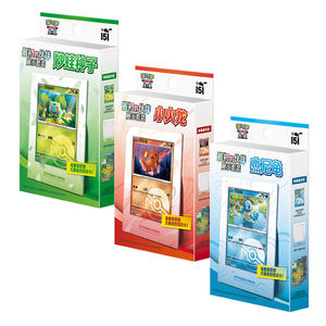 Set de Exhibición de Cartas Pokémon PTCG Originales 151 Vermilion con Bulbasaur, Charmander y Squirtle en Caja de Plástico Ecológica - Product Image 2