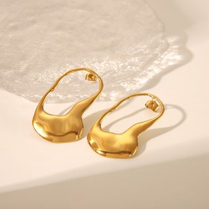 Étanche 18k plaqué or femmes dames en acier inoxydable <span class=keywords><strong>grande</strong></span> <span class=keywords><strong>épingle</strong></span> de sûreté boucles d'oreilles en forme de U irrégulière boucle d'oreille bijoux - Product Image 3