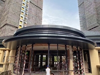 Panneau de mur-rideau en aluminium courbé sur mesure OEM, revêtement en aluminium pour travaux de façade extérieure de bâtiments commerciaux