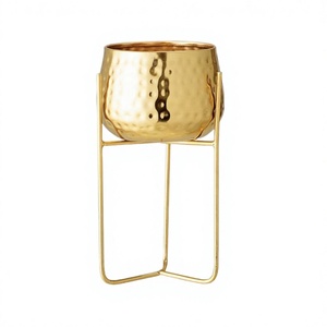 Pot à fleurs rond sur mesure en aluminium martelé couleur or avec support en fer, idéal pour la vente en gros - Product Image 1
