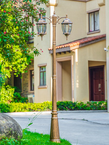 โคมไฟสวนเหล็กกลางแจ้ง หลอดไฟ LED พร้อมโคมแก้ว แสงวอร์มไวท์ 2700K IP66 AC 220V  แบบติดตั้งถาวร ใช้พลังงานแสงอาทิตย์ พร้อมเซ็นเซอร์ตรวจจับความเคลื่อนไหว - Product Image 2