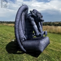 Grand gargoyle ailé gonflable réaliste sur mesure pour les expositions de l'industrie du divertissement d'horreur, les carnavals de rue en plein air et les événements d'Halloween
