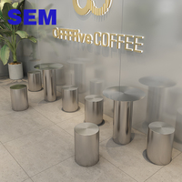 Ensemble table et chaises en acier inoxydable SEM Wholesale : surface brillante résistante aux rayures pour les cafés, robuste, parfait pour les environnements de café.