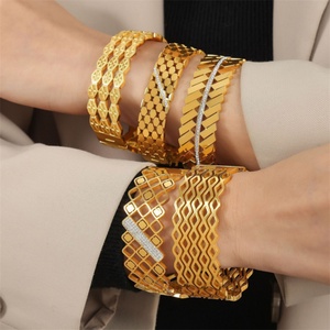 Bracelets Chunky en Acier Inoxydable Plaqué Or Personnalisés, Style Simple et Tendance, Bijoux pour Femmes - Product Image 3