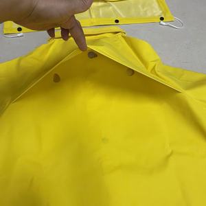 Traje de <span class=keywords><strong>trabajo</strong></span> de poliéster Pvc amarillo Traje de lluvia resistente con chaqueta impermeable con capucha y pantalones de babero Impermeable - Product Image 4