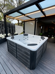Jacuzzi Exterior para 4 Personas con Jets Potentes y Luces LED de Colores Cambiantes para Jardín de Villa y Estilo Resort - Product Image 2