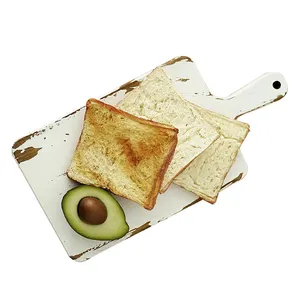 人工減量フィットネストーストアボカドスライスされたパン食品サプライヤーは食品シミュレーション写真小道具を示しています