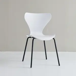 Café-restaurant en plastique pp chaise de salle à manger en jachère simple moderne avec pieds en métal pour adultes vente en gros