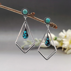 Orecchini Pendenti Geometrici con Accenti Colorati, Design Vintage, Accessori di Moda per Donne - Product Image 2