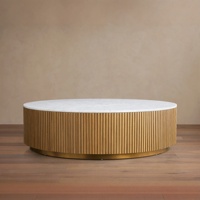 Table basse ronde surdimensionnée de prestige en marbre, base en chêne cannelé, plateau en pierre de Carrare, bureau central de luxe pour villa avec socle doré