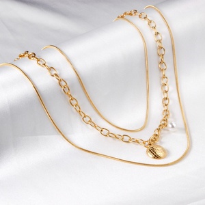 Nouveau design 2022 : Collier pendentif triple chaîne en acier inoxydable, style hip-hop cool et populaire, avec perle Terre délicate – Tendance mode - Product Image 3
