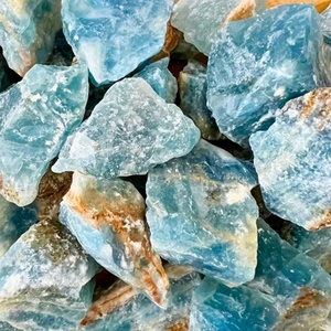 Ornements en pierres précieuses brutes CrystalHola bleues de haute qualité, tendance mode pour une décoration intérieure unique et des fêtes - Product Image 1