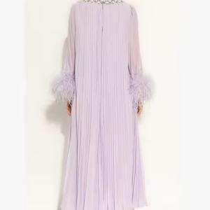 Robe de soirée longue en mousseline unie de haute qualité pour femme, style décontracté plissé avec plumes et diamants – Tissée écologiquement - Product Image 4