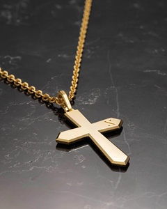 Collar con Colgante de Cruz de Cruzada en Acero Inoxidable Chapado en Oro de 18K Personalizado, con Acabado Cepillado y Bordes Angulados, Joyería Cristiana - Product Image 2