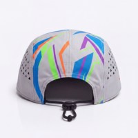 Casquette de camping 5 panneaux gris clair 4UGEAR, motif géométrique multicolore, aérations découpées au laser, visière plate, respirante, pour hommes et femmes