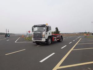 Camion à benne basculante Dayun avec capacité de traction de 18T pour les déchets domestiques, sanitaires et de construction - Product Image 4