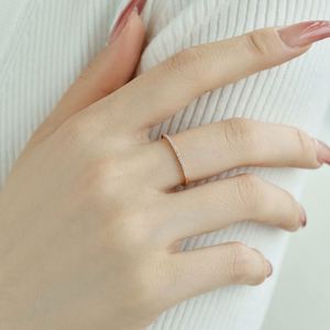 Anillo de Eternidad Minimalista Dylam, Chapado en Oro Rosa y Rodio, 1 mm, con Circonita Cúbica 5A, para Boda, Compromiso o Promesa - Product Image 4