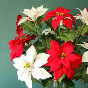 Bouquet <span class=keywords><strong>de</strong></span> roses poinseteta rouges, fausses fleurs, pour une décoration <span class=keywords><strong>de</strong></span> noël, pour un festival, pour les vacances - Product Image 1