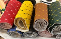 Matériaux en rouleau de cuir synthétique PU Litchi pour housses de siège de voiture et tapis de voiture, avec conception brodée sur tissu en cuir PVC à épaisseur personnalisable
