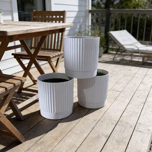 Maceta de Plástico con Rayas Verticales de 7.5cm de Alto, Blanca, para Uso en Exteriores y en Interiores - Product Image 1