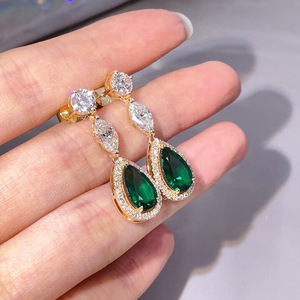 Orecchini Pendenti di Lusso con Smeraldi Verdi, Placcati in Oro con Cristalli, Gioielli alla Moda, Orecchini Statement da Donna - Product Image 3