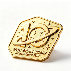 Pin Personalizado de Aleación de Zinc con Esmalte Duro, Inicial Floral, Regalo Promocional para Aniversario o Año Nuevo - Product Image 5