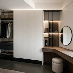 Dressing moderne sur mesure avec panneaux en cuir et cloison en verre, armoire éclairée par LED intégrée avec rangement de coiffeuse pour chambre à coucher - Product Image 1