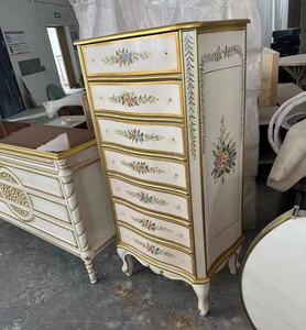 חזה גבוה בסגנון צרפתי מגירות עם דפוסי פרחים מוזהבים ארונות סלון אלגנטי - Product Image 1