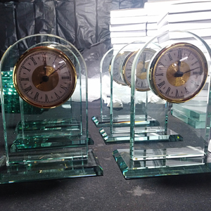 Orologio da <span class=keywords><strong>Tavolo</strong></span> in <span class=keywords><strong>Cristallo</strong></span> Trasparente con Logo Personalizzato Inciso al Laser 3D in Stile Vintage con Confezione Regalo per Matrimoni - Product Image 3