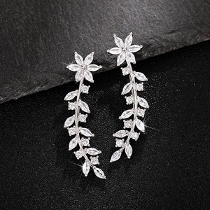 Orecchini a Gancio con Fiori per Donne, Gioielli per Orecchie Scintillanti con Pendenti Floreali alla Moda - Product Image 1