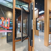 Ventana Abatible Moderna de Madera Revestida de Aluminio, Insonorizada, con Rotura de Puente Térmico, Doble Acristalamiento Low-E, Interior de Roble Cálido, Apertura Interior, de Lujo