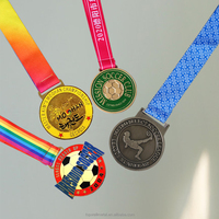 Médaille en métal moulé plaqué or 5K 10K Runs Charity Walks School Awards Revêtement époxy résistant aux rayures gravé Noël