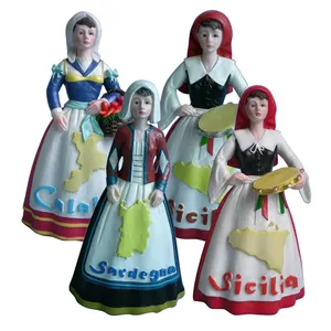 Vintage grazioso abito tradizionale dell'europa orientale in resina artigianale cesto della signora di mele scultura statua madre