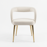 Chaise de mariage moderne en bouclette avec dossier ouvert en forme de C et pieds en acier inoxydable doré pour la location d'événements commerciaux