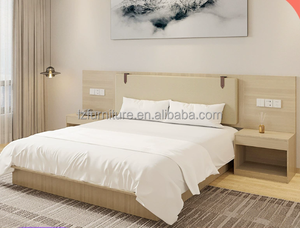 Ensemble de chambre d'hôtel économique : Lit en bois avec matelas et tête de lit capitonnée, tables de chevet – Mobilier pour projets hôteliers 3 étoiles - Product Image 4