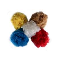 Fibre de polyester teinte en masse à haute résistance des couleurs, ignifuge, de style uni, pour applications de filature de tapis
