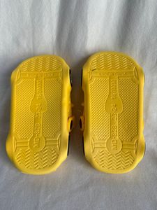 Ciabatte sportive gialle per ragazzi taglia 23-30, tomaia in PVC antiscivolo, suola in gomma, scarpe estive per bambini - Product Image 3