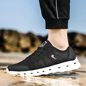 Zapatillas de malla de verano para hombre, zapatos deportivos informales ultra transpirables con diseño hueco, zapatillas ligeras y modernas que combinan con todo. - Product Image 4