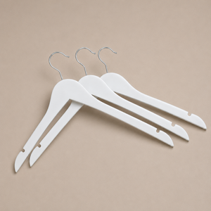 Cintres en bois de hêtre blanc antidérapants pour débardeurs et tops à fines bretelles, en gros, du Vietnam - Product Image 1